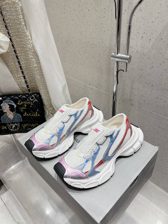 情侣款Balenciaga巴黎世家老爹鞋 情侣款 休闲这双鞋特点可以用三个关键词概括：复古，阔型，老爹鞋 配送专柜精美包装面料：原版定制进口科技面料内里：原版进