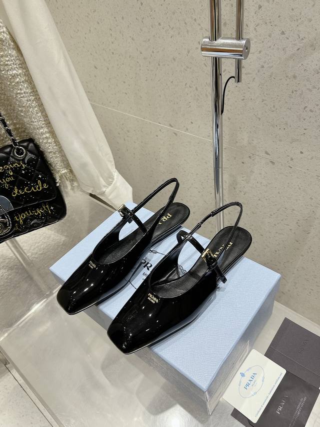 Prada 普拉达 25Ss早春新款 绝美方头平底凉鞋时尚界久违的极简之美经典时尚配色 毫不费力的优雅风来袭 时髦 精致 绝美 方头开边珠外穿时尚气质简约新款日