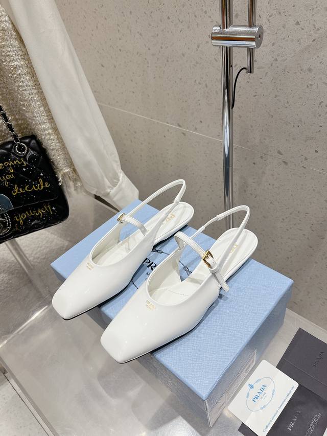 Prada 普拉达 25Ss早春新款 绝美方头平底凉鞋时尚界久违的极简之美经典时尚配色 毫不费力的优雅风来袭 时髦 精致 绝美 方头开边珠外穿时尚气质简约新款日