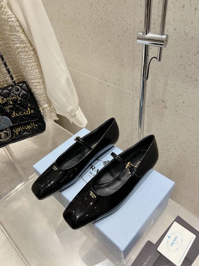 Prada 普拉达 25Ss早春新款 绝美方头平底玛丽珍 单鞋时尚界久违的极简之美经典时尚配色 毫不费力的优雅风来袭 时髦 精致 绝美 方头开边珠外穿时尚气质简