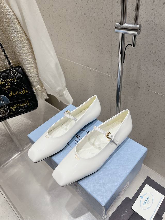 Prada 普拉达 25Ss早春新款 绝美方头平底玛丽珍 单鞋时尚界久违的极简之美经典时尚配色 毫不费力的优雅风来袭 时髦 精致 绝美 方头开边珠外穿时尚气质简