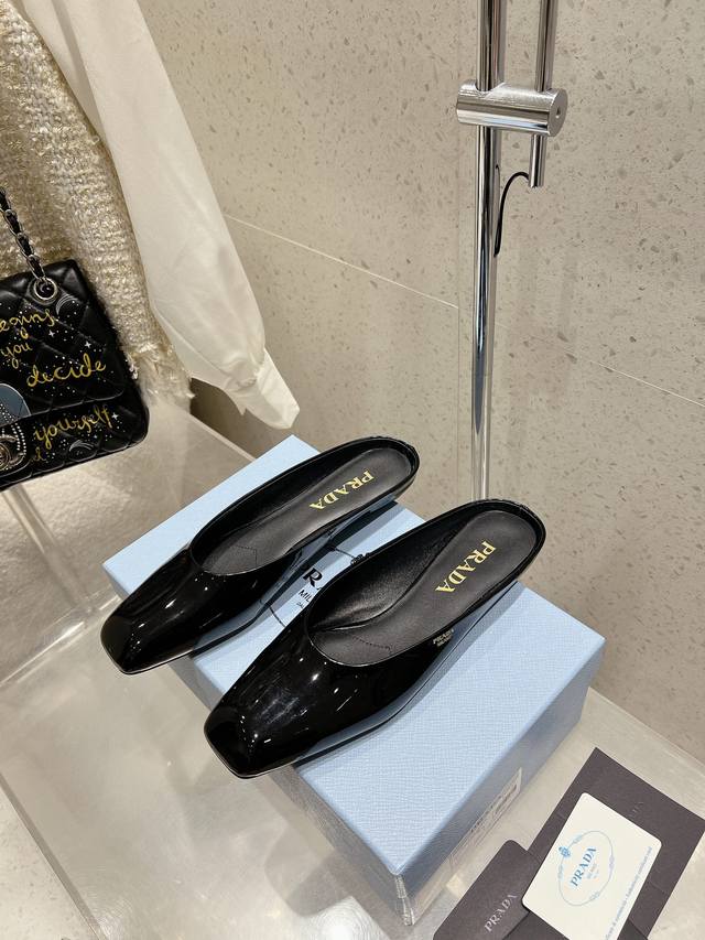 Prada 普拉达 25Ss早春新款 绝美方头平底拖鞋时尚界久违的极简之美经典时尚配色 毫不费力的优雅风来袭 时髦 精致 绝美 方头开边珠外穿时尚气质简约新款日