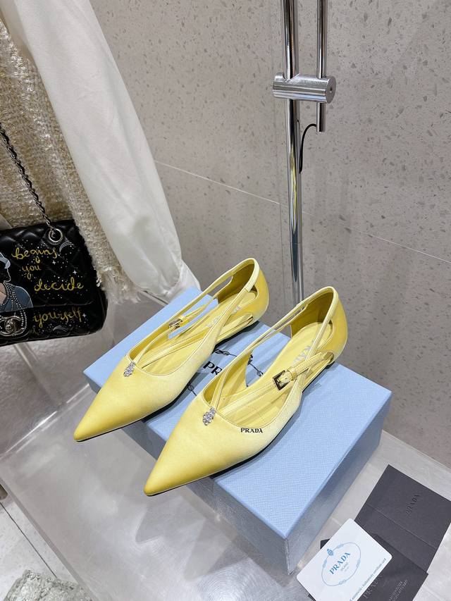 Prada 普拉达 25Ss早春新款 绝美尖头跟鞋时尚界久违的极简之美经典时尚配色 毫不费力的优雅风来袭 时髦 精致 绝美 包头尖头开边珠外穿时尚气质简约新款日