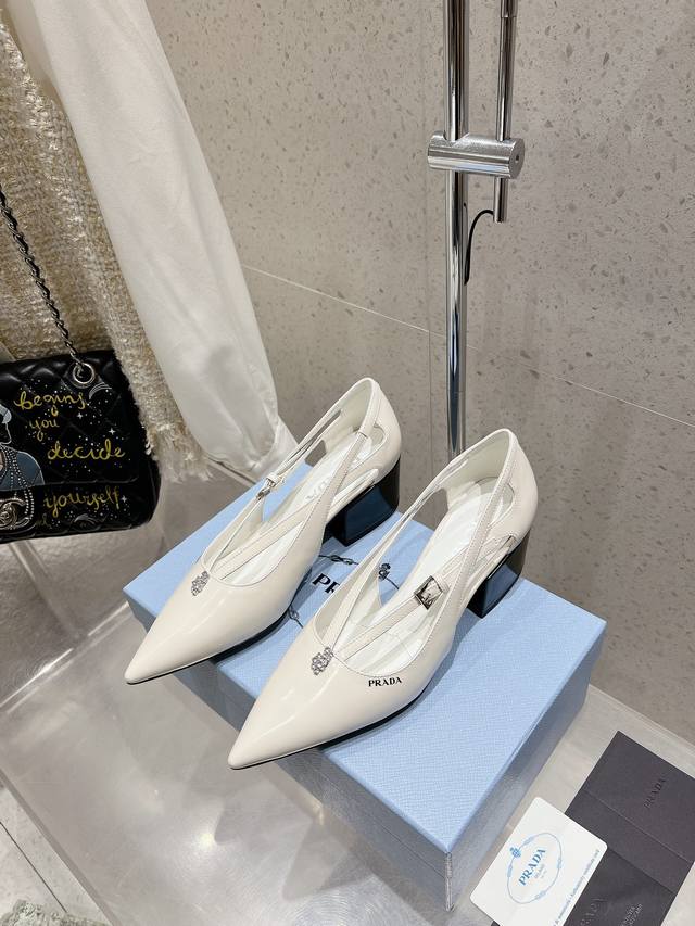 Prada 普拉达 25Ss早春新款 绝美尖头跟鞋时尚界久违的极简之美经典时尚配色 毫不费力的优雅风来袭 时髦 精致 绝美 包头尖头开边珠外穿时尚气质简约新款日