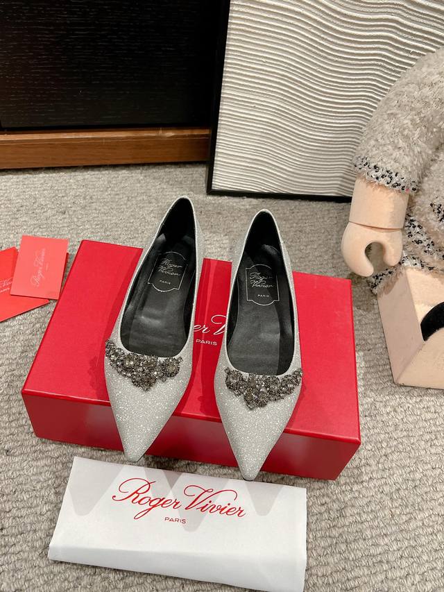 顶级品质Roger Vivier Fw25 Mew Arrival～Rv经典系列｜水晶钻扣尖头平底鞋职场风精致优雅知性～尽显气质魅力～鞋面：进口真丝、格利特、内