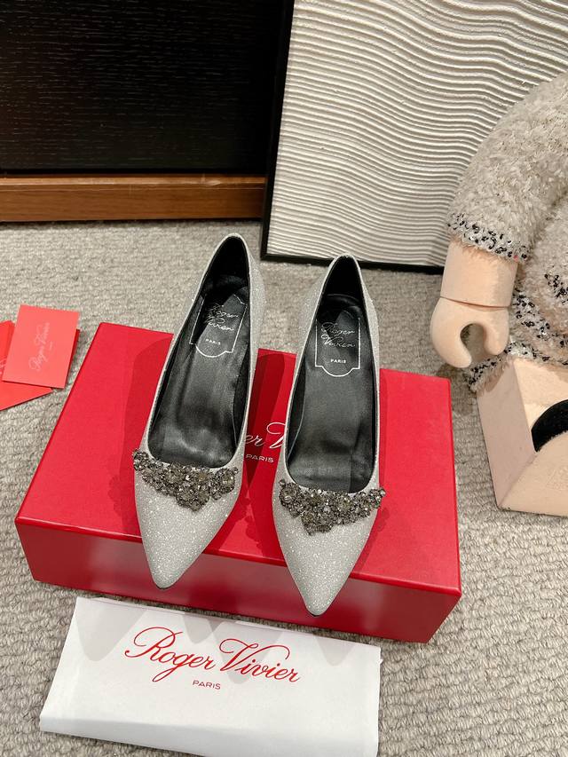 顶级品质Roger Vivier Fw25 Mew Arrival～Rv经典系列｜水晶钻扣尖头高跟鞋职场风精致优雅知性～尽显气质魅力～鞋面：进口真丝、格利特、内