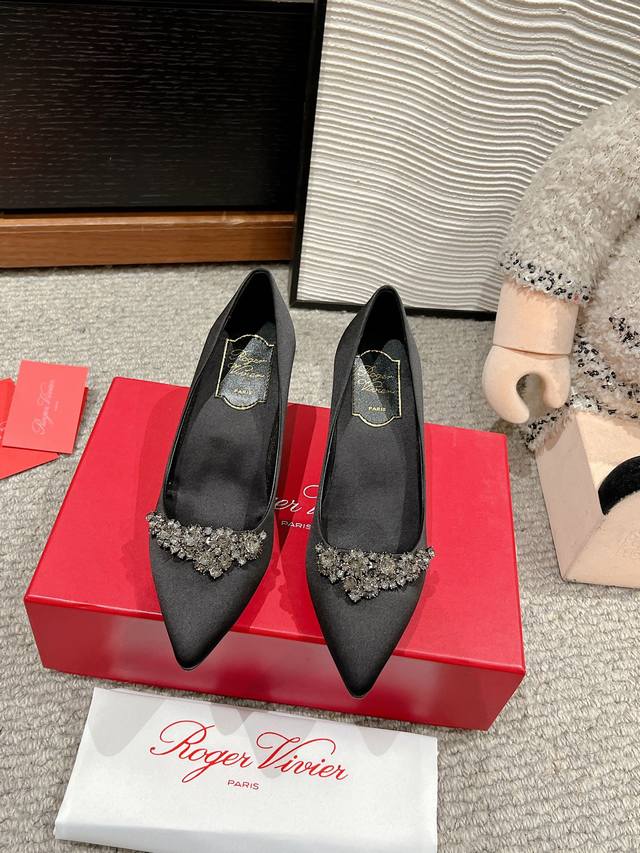 顶级品质Roger Vivier Fw25 Mew Arrival～Rv经典系列｜水晶钻扣尖头高跟鞋职场风精致优雅知性～尽显气质魅力～鞋面：进口真丝、格利特、内