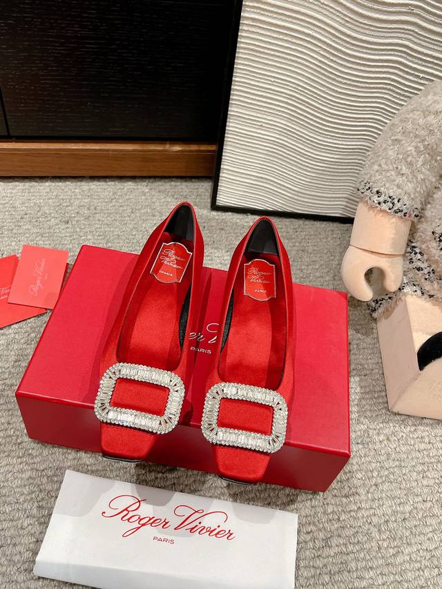 顶级品质Roger Vivier Fw25 Mew Arrival～Rv经典系列｜水晶钻扣粗跟单鞋职场风精致优雅知性～尽显气质魅力～鞋面：小牛皮、真丝、韩国绒内