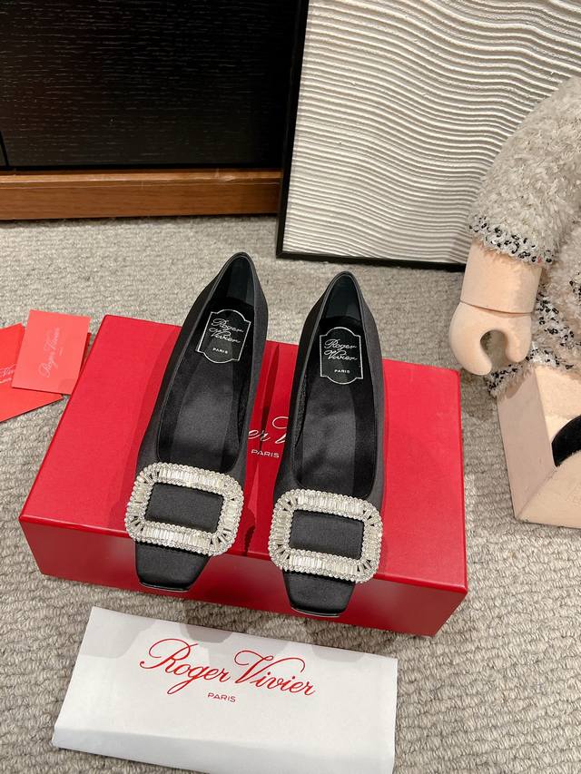 顶级品质Roger Vivier Fw25 Mew Arrival～Rv经典系列｜水晶钻扣粗跟单鞋职场风精致优雅知性～尽显气质魅力～鞋面：小牛皮、真丝、韩国绒内