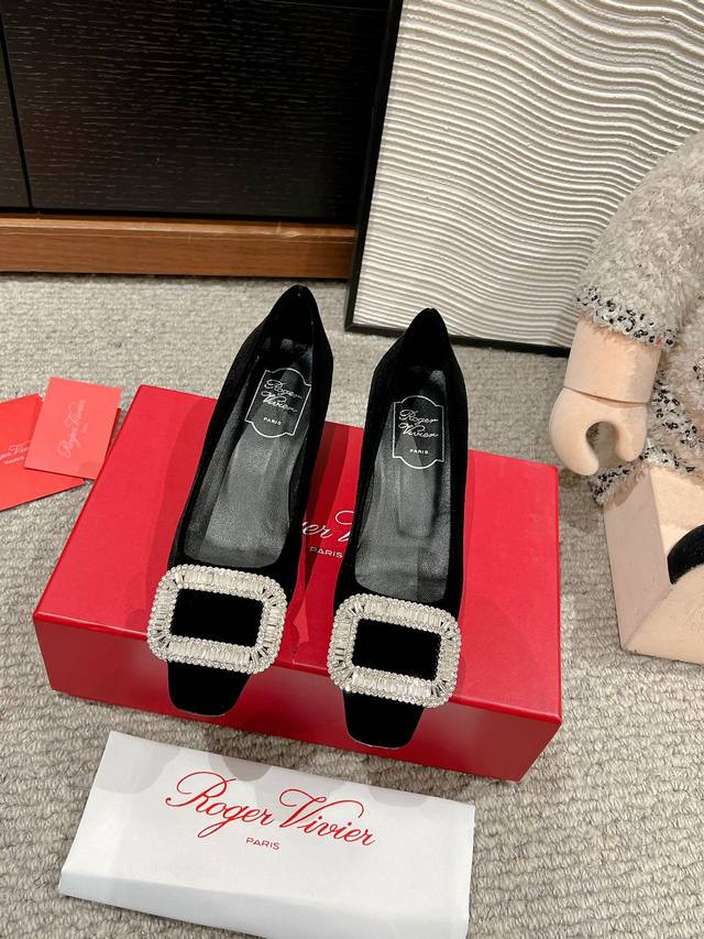 顶级品质Roger Vivier Fw25 Mew Arrival～Rv经典系列｜水晶钻扣粗跟单鞋职场风精致优雅知性～尽显气质魅力～鞋面：小牛皮、真丝、韩国绒内