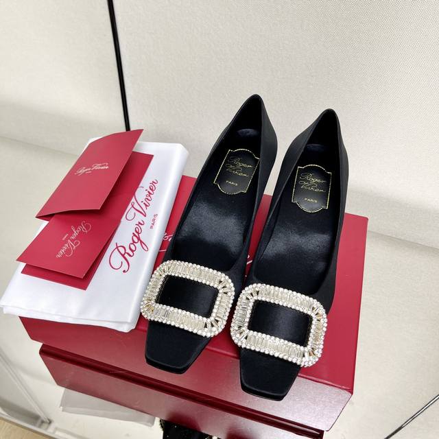 顶级品质Roger Vivier Fw25 Mew Arrival～Rv经典系列｜水晶钻扣粗跟单鞋职场风精致优雅知性～尽显气质魅力～鞋面：小牛皮、真丝、韩国绒内