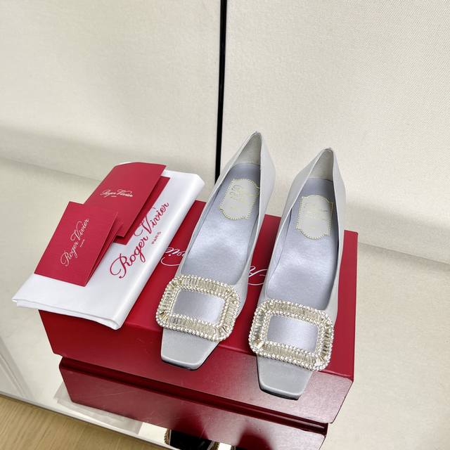 顶级品质Roger Vivier Fw25 Mew Arrival～Rv经典系列｜水晶钻扣粗跟单鞋职场风精致优雅知性～尽显气质魅力～鞋面：小牛皮、真丝、韩国绒内