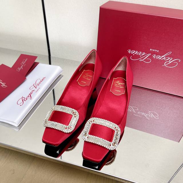 顶级品质Roger Vivier Fw25 Mew Arrival～Rv经典系列｜水晶钻扣粗跟单鞋职场风精致优雅知性～尽显气质魅力～鞋面：小牛皮、真丝、韩国绒内