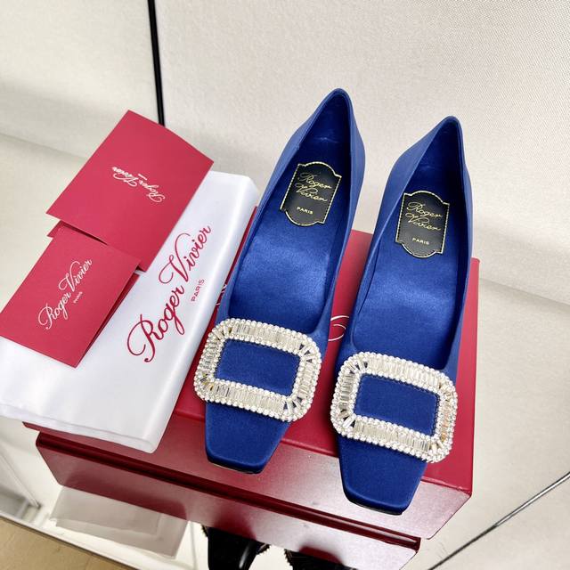 顶级品质Roger Vivier Fw25 Mew Arrival～Rv经典系列｜水晶钻扣粗跟单鞋职场风精致优雅知性～尽显气质魅力～鞋面：小牛皮、真丝、韩国绒内