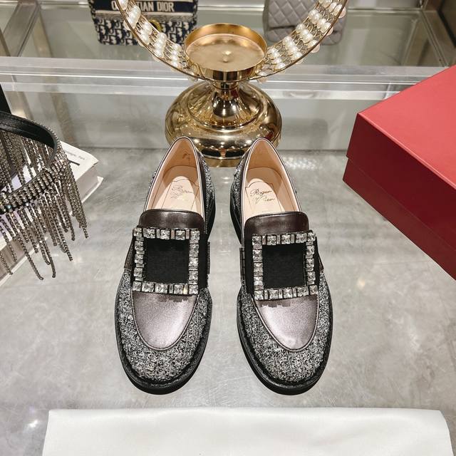 出厂 市面最高版 Roger Vivier 』24新款秋冬新款经典铜扣和钻扣单鞋购入原版1:1打造复刻，复制出与原版无差别的对比刘雯 唐嫣众多明星上脚，无论搭配