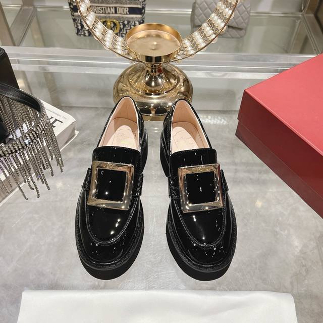 出厂 市面最高版 Roger Vivier 』24新款秋冬新款经典铜扣和钻扣单鞋购入原版1:1打造复刻，复制出与原版无差别的对比刘雯 唐嫣众多明星上脚，无论搭配