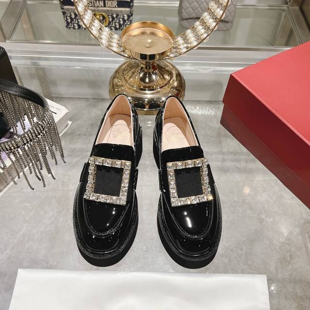 出厂 市面最高版 Roger Vivier 』24新款秋冬新款经典铜扣和钻扣单鞋购入原版1:1打造复刻，复制出与原版无差别的对比刘雯 唐嫣众多明星上脚，无论搭配