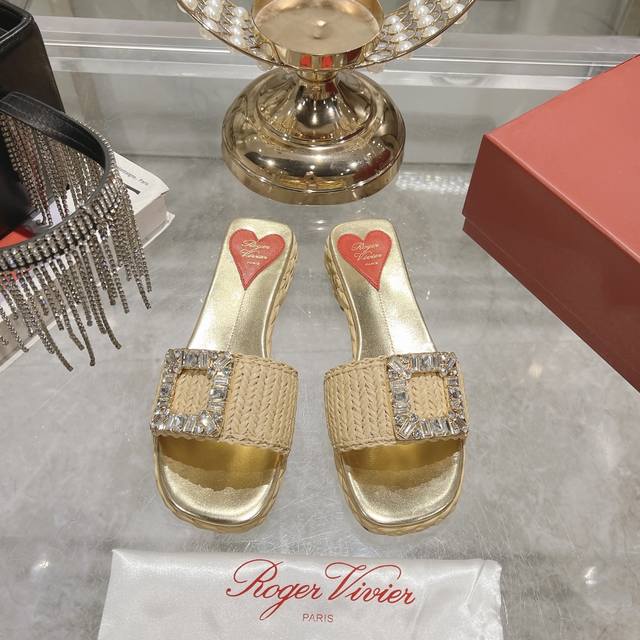 出厂 Roger Vivier 25夏季新款 新色草编拖鞋高端顶级版本原版1比1复刻，点缀闪钻饰扣搭配 鞋垫嵌以标志性的心形图案 美爆了上脚软绵绵的超舒适，鞋型