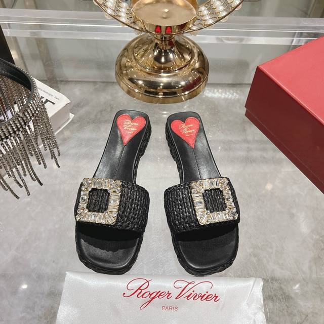 出厂 Roger Vivier 25夏季新款 新色草编拖鞋高端顶级版本原版1比1复刻，点缀闪钻饰扣搭配 鞋垫嵌以标志性的心形图案 美爆了上脚软绵绵的超舒适，鞋型