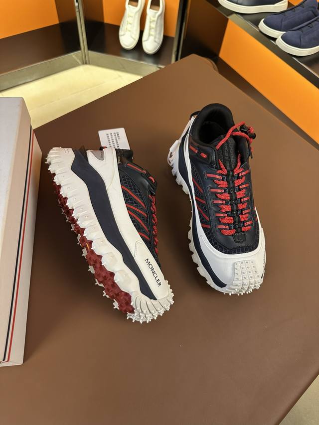 Moncler 蒙口 全新trailgrip Gtx鞋履出货Moncler 带来了自家的原创鞋款trailgrip，依然是户外机能造型 这款鞋的设计师大有来头，