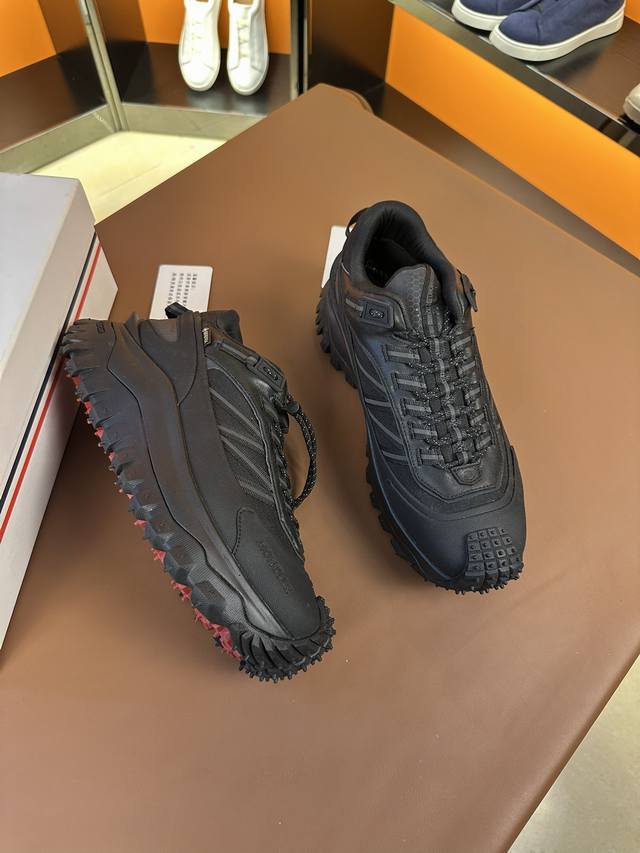 Moncler 蒙口 全新trailgrip Gtx鞋履出货Moncler 带来了自家的原创鞋款trailgrip，依然是户外机能造型 这款鞋的设计师大有来头，