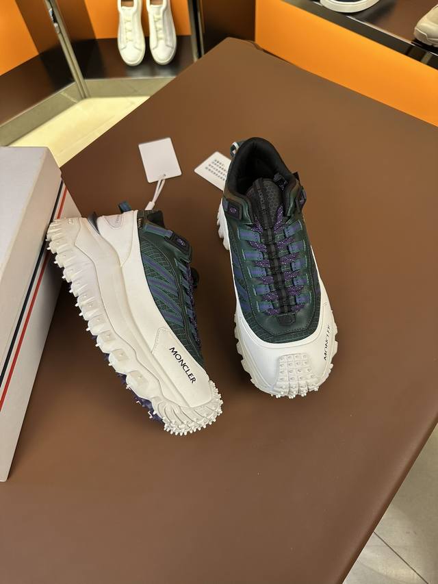 Moncler 蒙口 全新trailgrip Gtx鞋履出货Moncler 带来了自家的原创鞋款trailgrip，依然是户外机能造型 这款鞋的设计师大有来头，