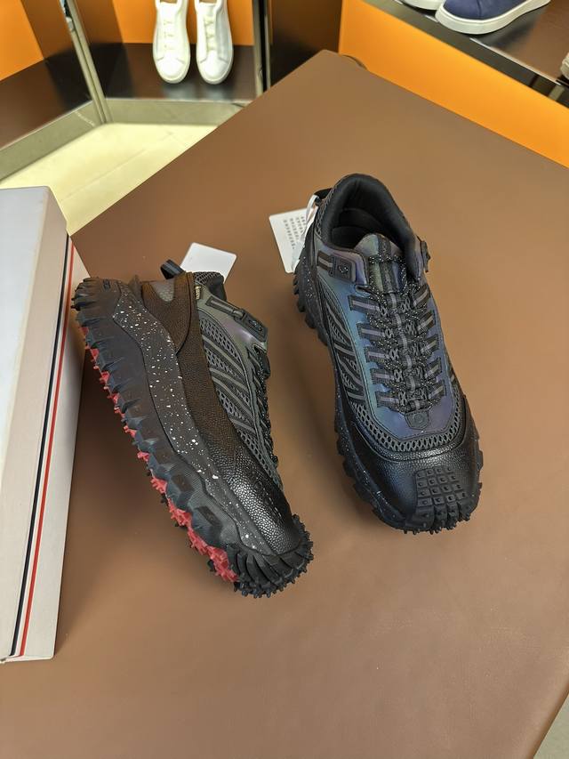 Moncler 蒙口 全新trailgrip Gtx鞋履出货Moncler 带来了自家的原创鞋款trailgrip，依然是户外机能造型 这款鞋的设计师大有来头，