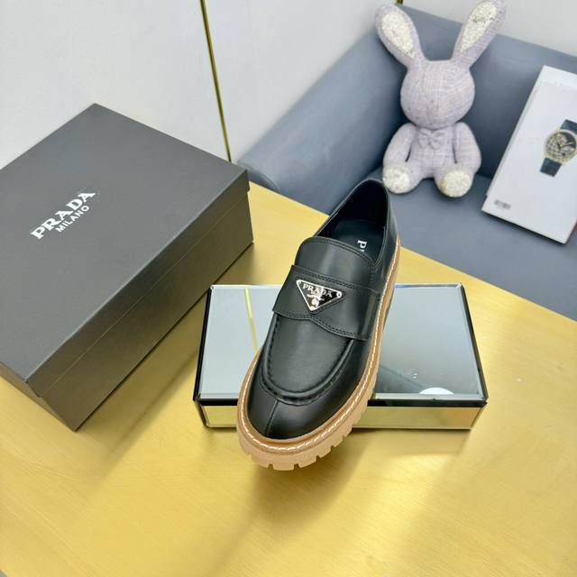 代购级 Prada 普拉达 24Ss 春夏新款 乐福鞋顶级品质经典鞋型，可以给予满眼的爱意 超级好搭配的夏季单品精工制造，缝线均匀，皮质质感一览无余，多色选择，