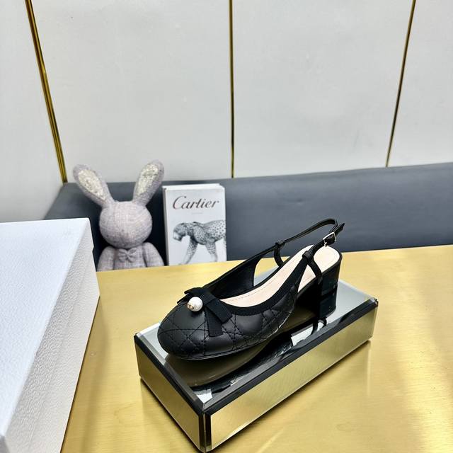 出厂迪奥 Dior 2024春夏高定系列新款 Ballet 标志性电绣藤格纹低跟芭蕾舞女鞋 Cd字母logo珍珠扣粗跟蝴蝶结凉鞋材质：进口金属羊皮 环保藤格纹粗