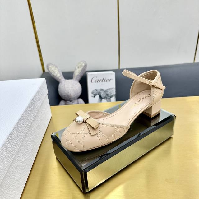 出厂迪奥 Dior 2024春夏高定系列新款 Ballet 标志性电绣藤格纹低跟芭蕾舞女鞋 Cd字母logo珍珠扣粗跟蝴蝶结凉鞋材质：进口金属羊皮 环保藤格纹粗