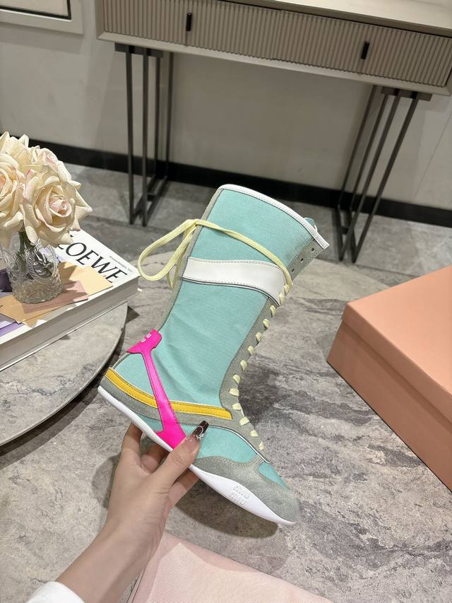 代购级Miu Miu 25Ss 春夏新款走秀miumiu 德训 休闲靴秀场工艺来自miu Miu系列的细节特写 新季的潮流要素一与此刻挚爱的概念，多元对撞，传达