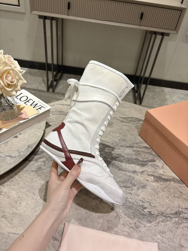 代购级Miu Miu 25Ss 春夏新款走秀miumiu 德训 休闲靴秀场工艺来自miu Miu系列的细节特写 新季的潮流要素一与此刻挚爱的概念，多元对撞，传达