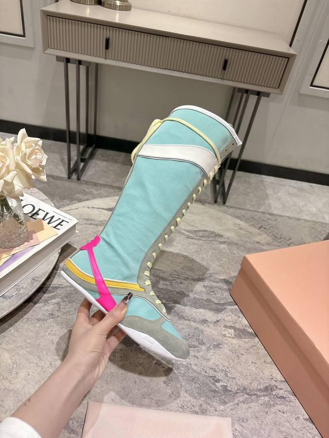 代购级Miu Miu 25Ss 春夏新款走秀miumiu 德训 休闲靴秀场工艺来自miu Miu系列的细节特写 新季的潮流要素一与此刻挚爱的概念，多元对撞，传达