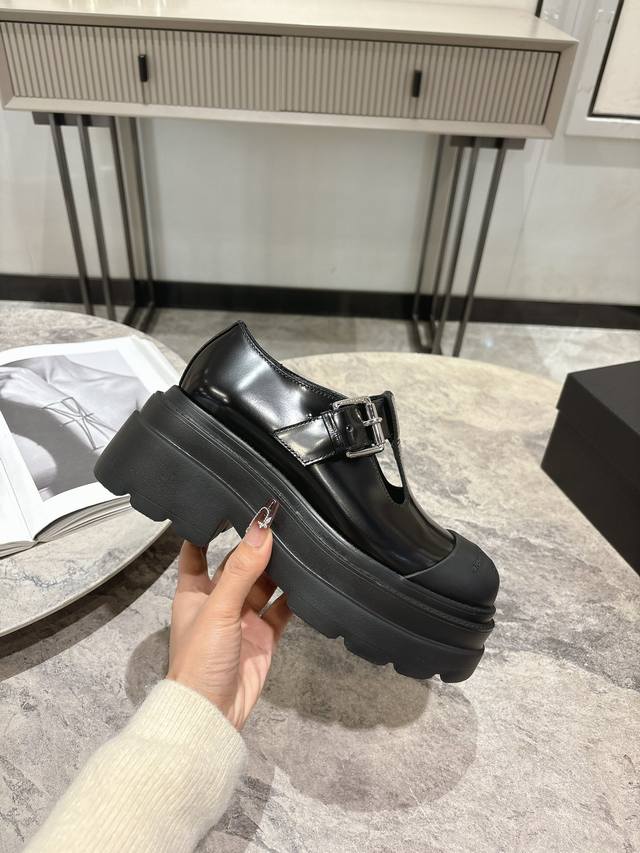 Alexanderwang大王25Sw暗黑系列厚底大头小皮鞋跟高5.5Cm，增高显腿细，德比鞋舒适好搭，玛丽珍俏皮精致，大圆头设计感十足，五金配件超有质感，每一