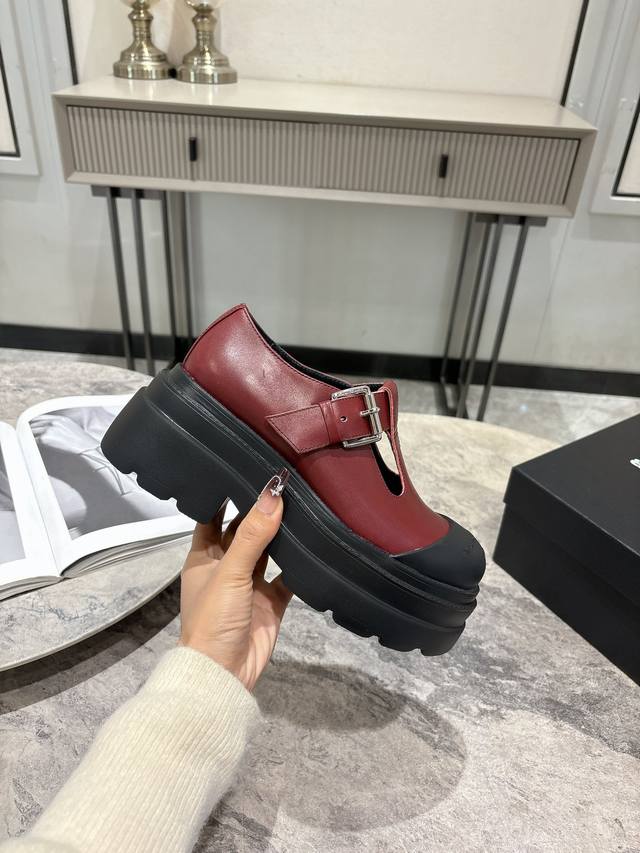 Alexanderwang大王25Sw暗黑系列厚底大头小皮鞋跟高5.5Cm，增高显腿细，德比鞋舒适好搭，玛丽珍俏皮精致，大圆头设计感十足，五金配件超有质感，每一