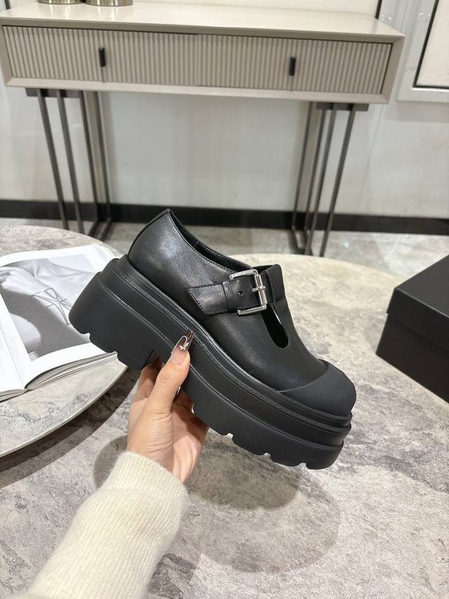 Alexanderwang大王25Sw暗黑系列厚底大头小皮鞋跟高5.5Cm，增高显腿细，德比鞋舒适好搭，玛丽珍俏皮精致，大圆头设计感十足，五金配件超有质感，每一