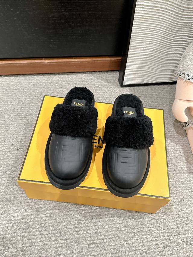 顶级品质Fendi Ss24 New Arrival～芬迪2024秋冬新款｜平底毛拖鞋Fendi每年都会出－两款经典的包头拖鞋，这款半拖皮面压花+羊羔毛搭配发泡