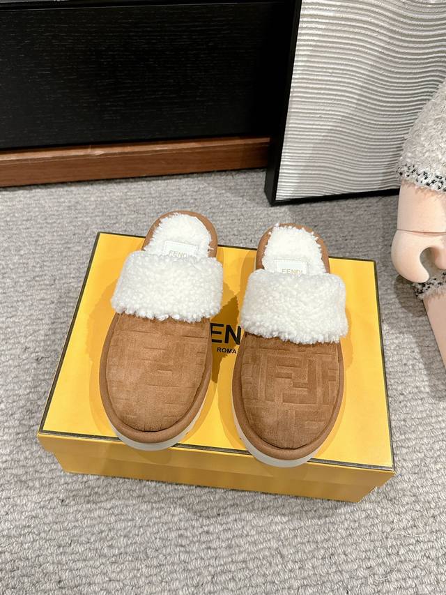 顶级品质Fendi Ss24 New Arrival～芬迪2024秋冬新款｜平底毛拖鞋Fendi每年都会出－两款经典的包头拖鞋，这款半拖皮面压花+羊羔毛搭配发泡