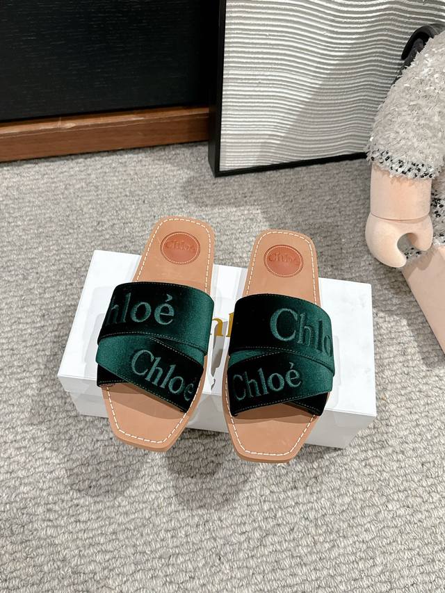 顶级品质Chloe Ss25 New Arrival～克洛伊2025春夏新品｜平底拖织带鞋面电绣logo图案，非常有视觉冲击力大地色系的鞋底，非常的舒适 百搭～