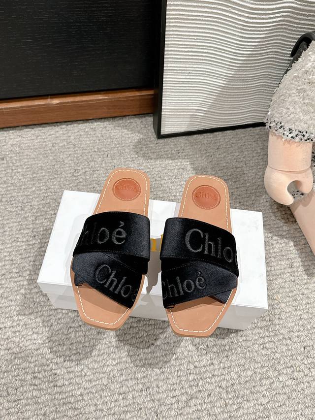 顶级品质Chloe Ss25 New Arrival～克洛伊2025春夏新品｜平底拖织带鞋面电绣logo图案，非常有视觉冲击力大地色系的鞋底，非常的舒适 百搭～