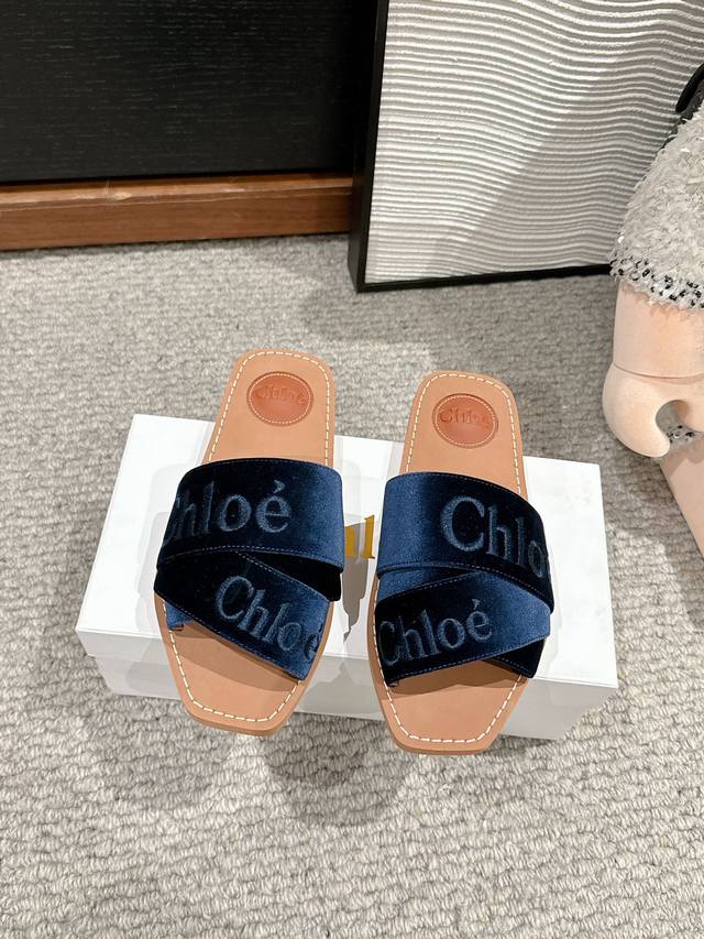 顶级品质Chloe Ss25 New Arrival～克洛伊2025春夏新品｜平底拖织带鞋面电绣logo图案，非常有视觉冲击力大地色系的鞋底，非常的舒适 百搭～