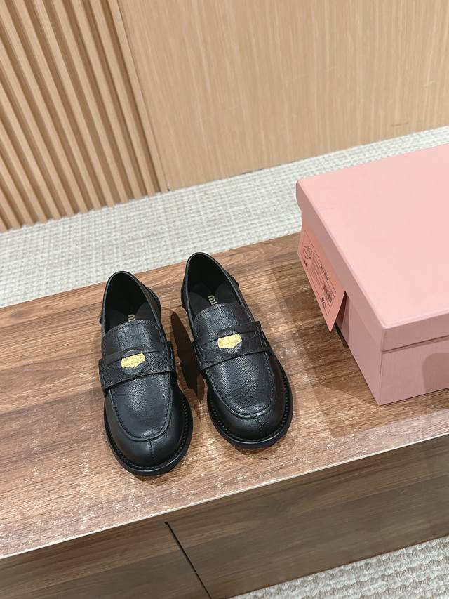 顶级品质Miumiu 25新款复古金币乐福鞋Miu家金币乐福鞋经典色+25春夏新色材质与工艺：原版定制粒面牛皮 羊皮内里复古做旧擦色工艺+细节油边工艺皮革里衬鞋