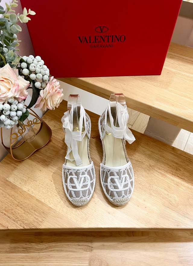 Valentino Garavani 华伦天奴 坡跟帆布v新款渔夫鞋- 大v帆布装饰- 帆布面料-跟高9.5- 橡胶大底- 意大利制造-36-4110