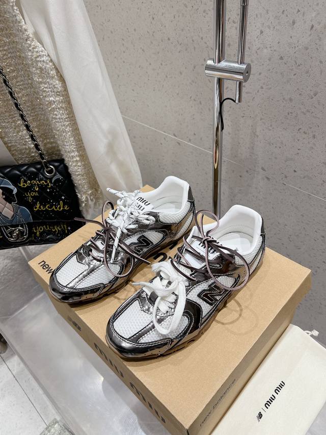 网布 全皮Miumiu 缪缪 Miu Miu X New Balance联名款运动鞋早春发售前先近赏同样是在十月的巴黎时装周，又被眼尖的粉丝们看见了Miu Mi