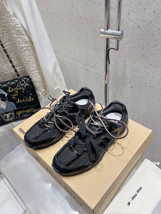 网布 全皮Miumiu 缪缪 Miu Miu X New Balance联名款运动鞋早春发售前先近赏同样是在十月的巴黎时装周，又被眼尖的粉丝们看见了Miu Mi