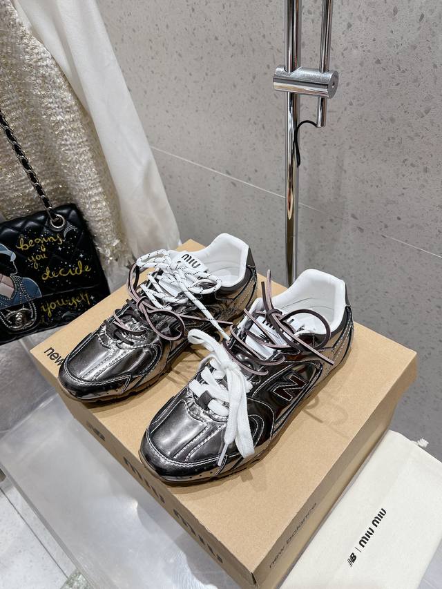 网布 全皮Miumiu 缪缪 Miu Miu X New Balance联名款运动鞋早春发售前先近赏同样是在十月的巴黎时装周，又被眼尖的粉丝们看见了Miu Mi