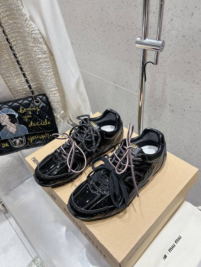 网布 全皮Miumiu 缪缪 Miu Miu X New Balance联名款运动鞋早春发售前先近赏同样是在十月的巴黎时装周，又被眼尖的粉丝们看见了Miu Mi