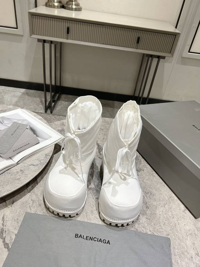 男20，Balenciaga 巴黎世家新款大头雪地靴巴黎世家解锁la大秀oversized在巴黎世家已经不是不够显眼了，但是搭配厚重好的雪地靴主打一个行李箱当放