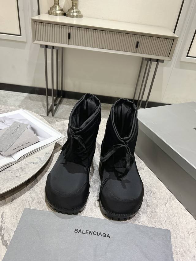 男20，Balenciaga 巴黎世家新款大头雪地靴巴黎世家解锁la大秀oversized在巴黎世家已经不是不够显眼了，但是搭配厚重好的雪地靴主打一个行李箱当放