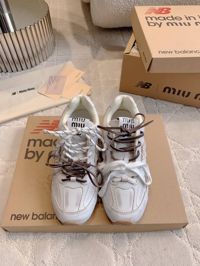 绒面 皮面 毛里加20Miu X Newbalance 合作款运动鞋 新增内增高 上脚秒变大长腿 神来之鞋 上脚太好看啦 闭眼入 各种穿搭都能驾驭 配色好美内增